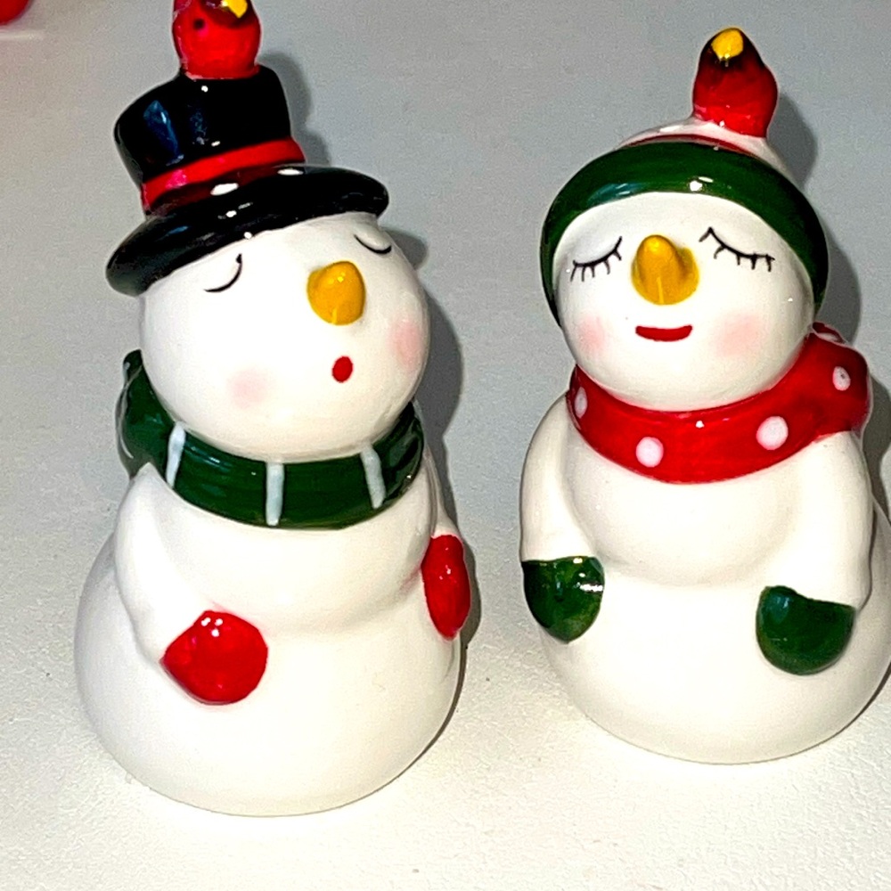NWT- kissing snowman salt and pepper shakers set
